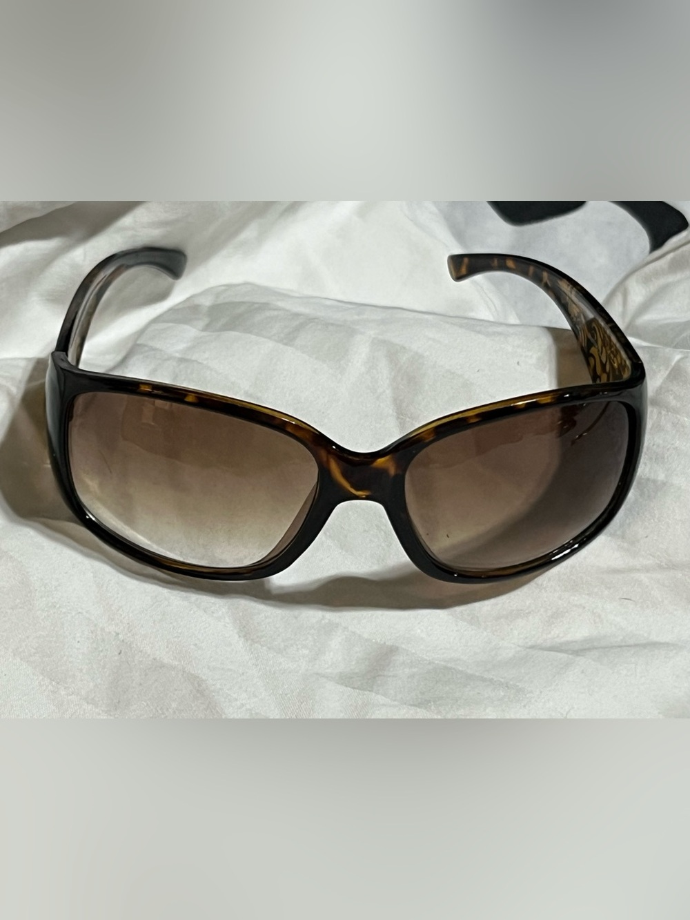 Oscar de la Renta Tortoiseshell Sunglasses with Brown Gradient Lenses